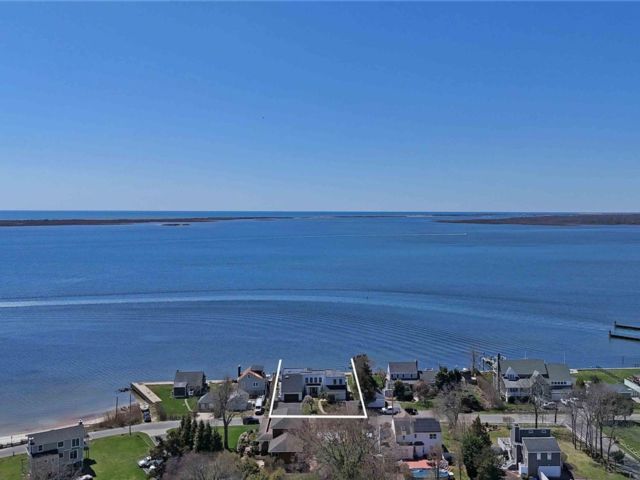  6 BR,  5.00 BTH &nbsp;Contemporary style home in Center Moriches