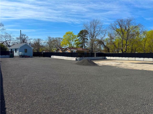 Studio,  0.00 BTH &nbsp;Commercial style home in Riverhead