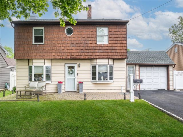  4 BR,  2.00 BTH &nbsp;Colonial style home in Carle Place