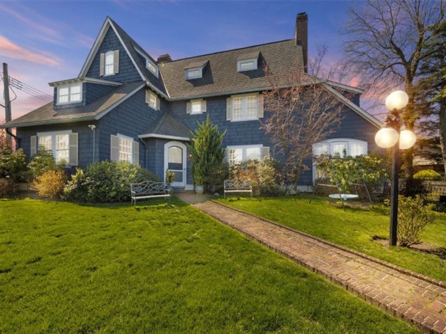  6 BR,  4.00 BTH &nbsp;Colonial style home in Douglaston