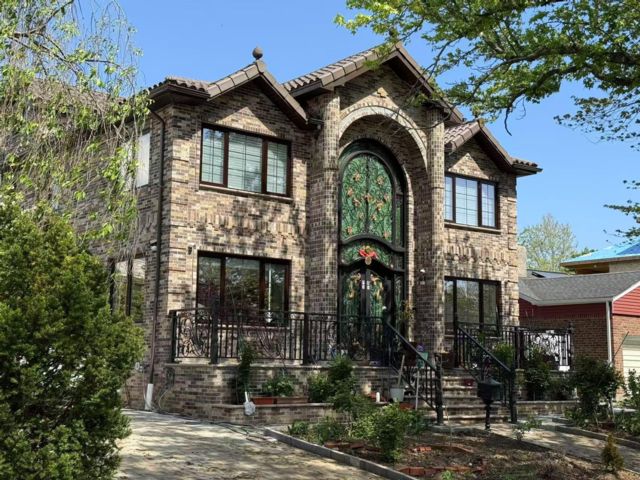  4 BR,  5.00 BTH &nbsp;Contemporary style home in Little Neck