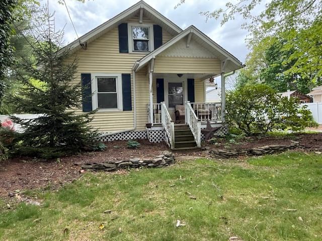  3 BR,  1.00 BTH &nbsp;Exp cape style home in Smithtown