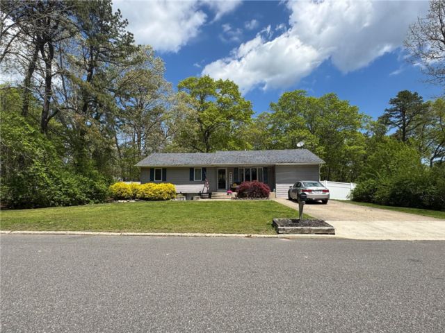  3 BR,  2.00 BTH &nbsp;Ranch style home in Ridge