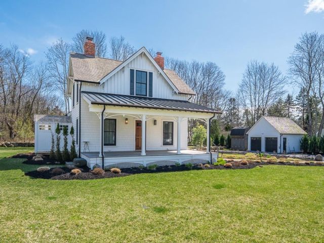  4 BR,  3.00 BTH &nbsp;Farmhouse style home in Mattituck