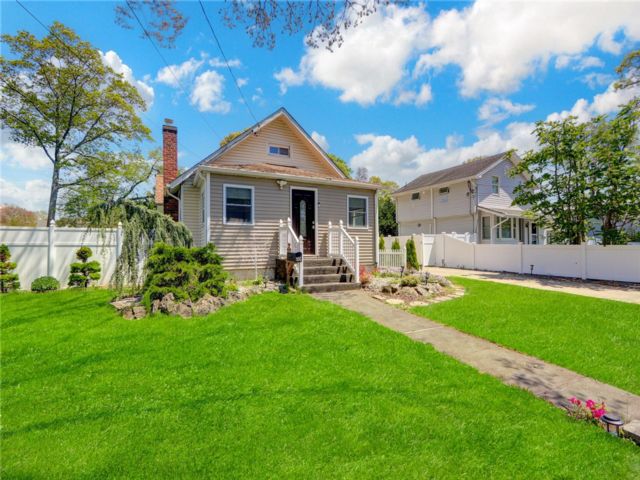  3 BR,  2.00 BTH &nbsp;Ranch style home in Lindenhurst