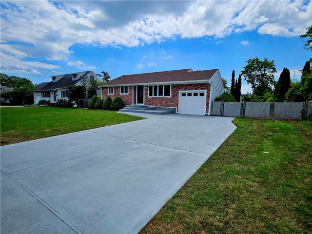  3 BR,  2.00 BTH &nbsp;Ranch style home in Kings Park