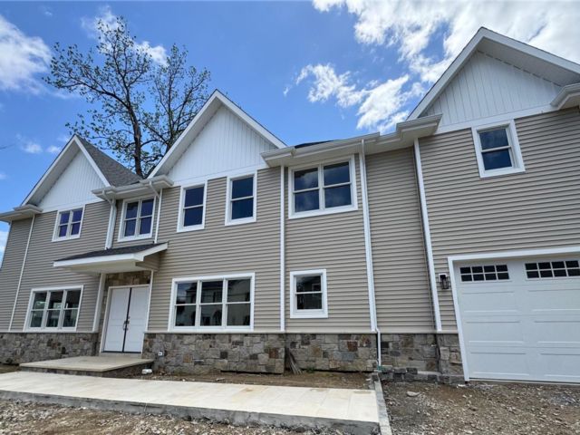  4 BR,  4.00 BTH &nbsp;Colonial style home in Glenwood Landing