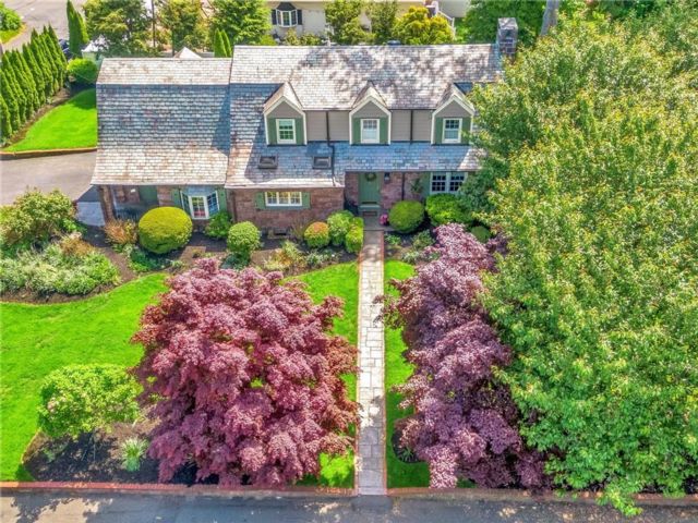  4 BR,  4.00 BTH &nbsp;Colonial style home in Pearl River
