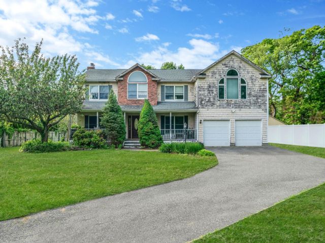 5 BR,  4.00 BTH &nbsp;Colonial style home in Miller Place