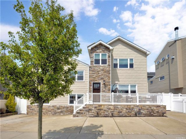  4 BR,  3.00 BTH &nbsp;Split level style home in Long Beach