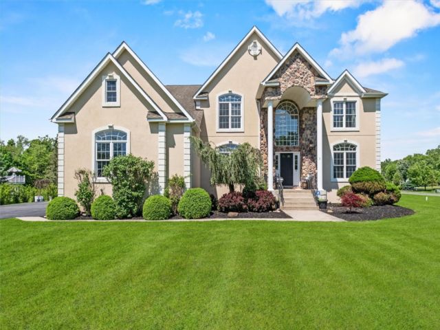  4 BR,  3.00 BTH &nbsp;Colonial style home in Middletown