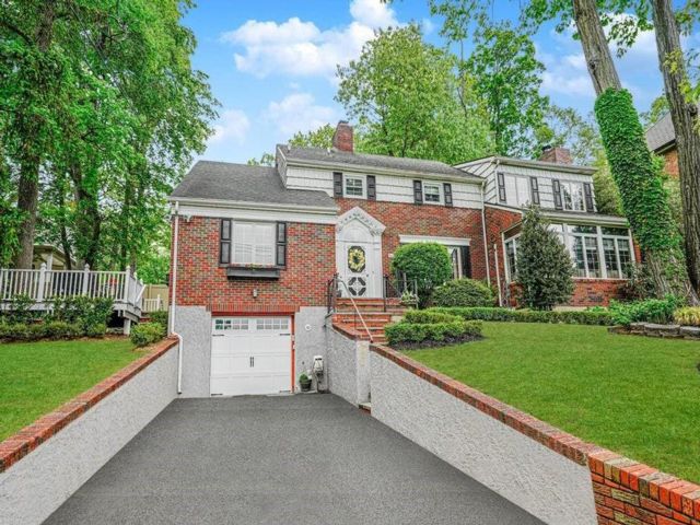  4 BR,  3.00 BTH &nbsp;Colonial style home in Grant City