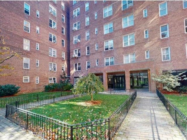 Studio,  1.00 BTH &nbsp;Other style home in Forest Hills