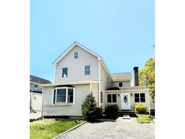  3 BR,  3.00 BTH &nbsp;Colonial style home in Glenwood Landing