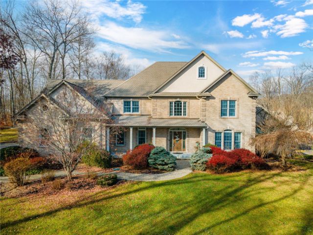  4 BR,  3.00 BTH &nbsp;Colonial style home in Circleville