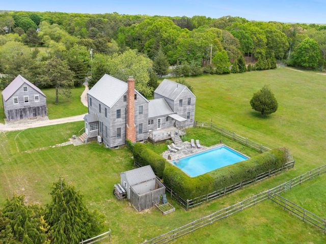  4 BR,  4.00 BTH &nbsp;Farmhouse style home in East Quogue