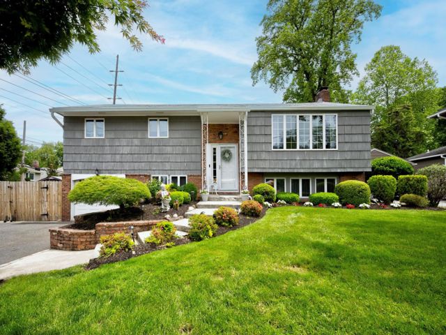  5 BR,  2.00 BTH &nbsp;Hi ranch style home in Glenwood Landing