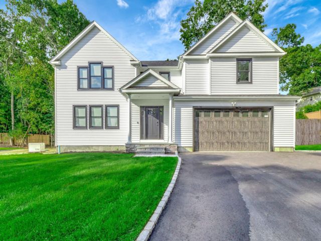  4 BR,  3.00 BTH &nbsp;Colonial style home in Commack