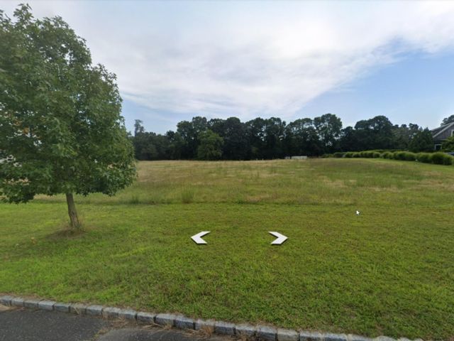 Lot <b>Size:</b> 152x302 &nbsp;House style home in Southampton