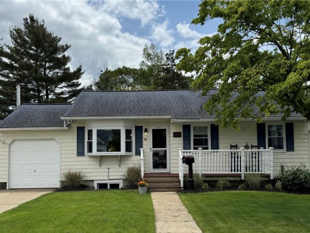 3 BR,  1.00 BTH &nbsp;Ranch style home in East Islip