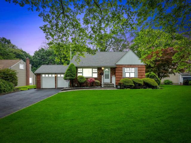  4 BR,  2.00 BTH &nbsp;Exp cape style home in Huntington Station
