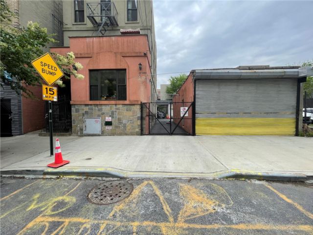  8 BR,  6.00 BTH &nbsp;Other style home in Fordham
