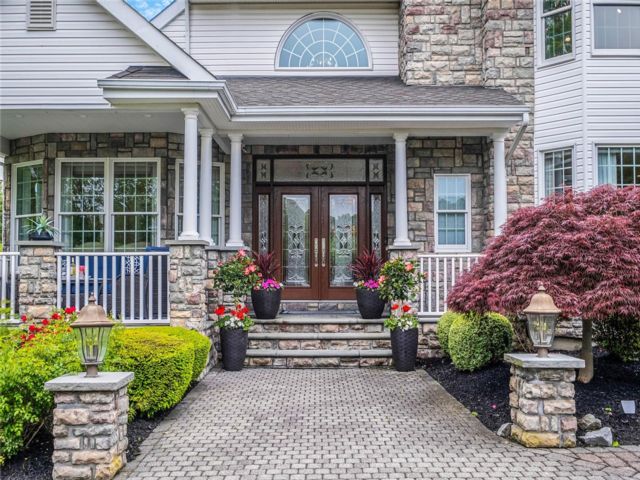  4 BR,  5.00 BTH &nbsp;Victorian style home in Mount Sinai