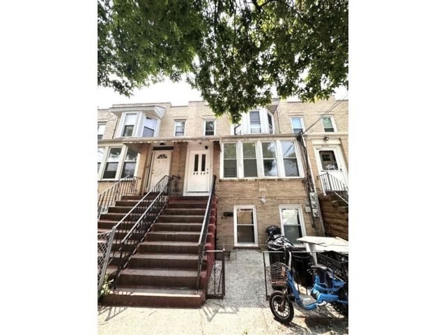  8 BR,  3.00 BTH &nbsp;House style home in Ozone Park