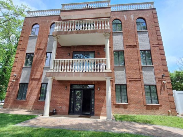  5 BR,  7.00 BTH &nbsp;Contemporary style home in Bayside