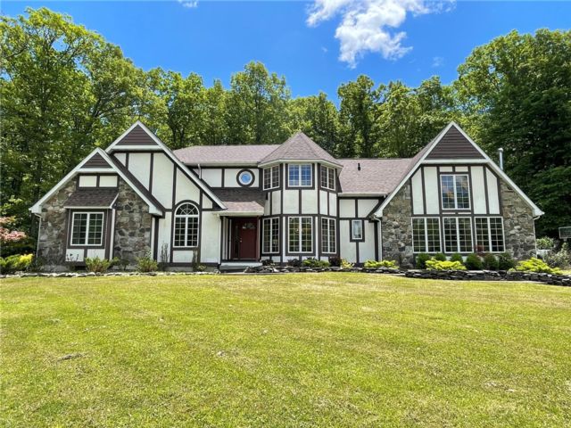  3 BR,  3.00 BTH &nbsp;Colonial style home in Wallkill