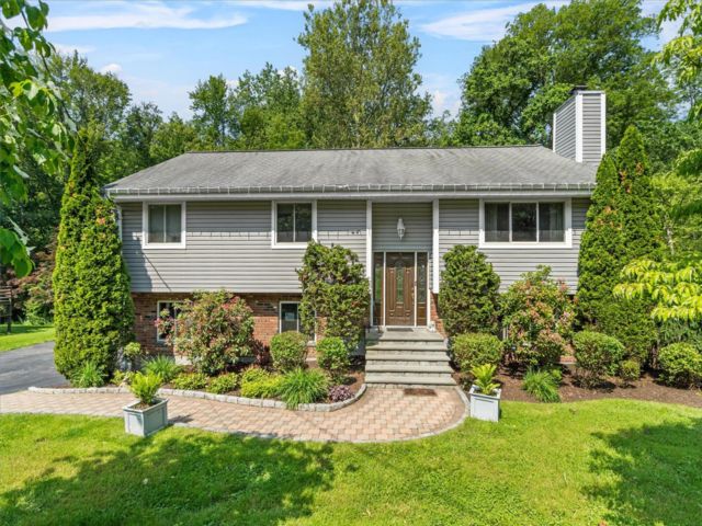  3 BR,  3.00 BTH &nbsp;Raised ranch style home in Cortlandt Manor