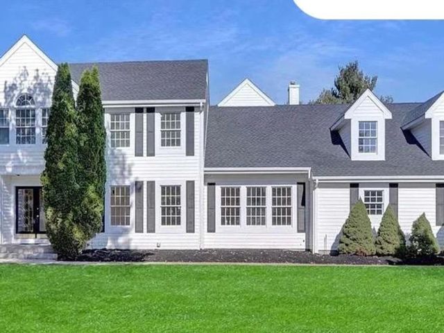  6 BR,  5.00 BTH &nbsp;Colonial style home in Miller Place