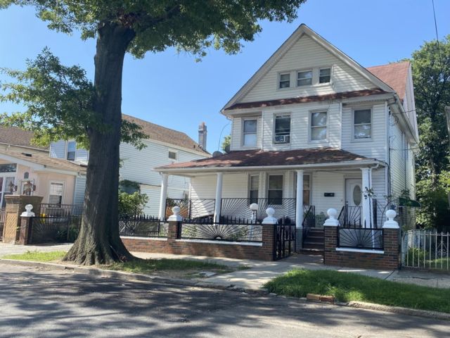  3 BR,  2.00 BTH &nbsp;Colonial style home in Jamaica