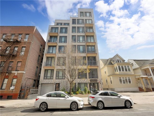  2 BR,  2.00 BTH &nbsp;Modern style home in Jamaica