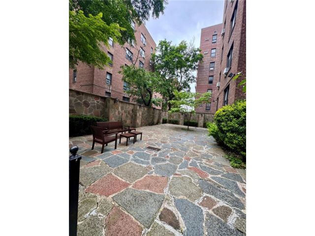  2 BR,  1.00 BTH &nbsp;Other style home in Flushing