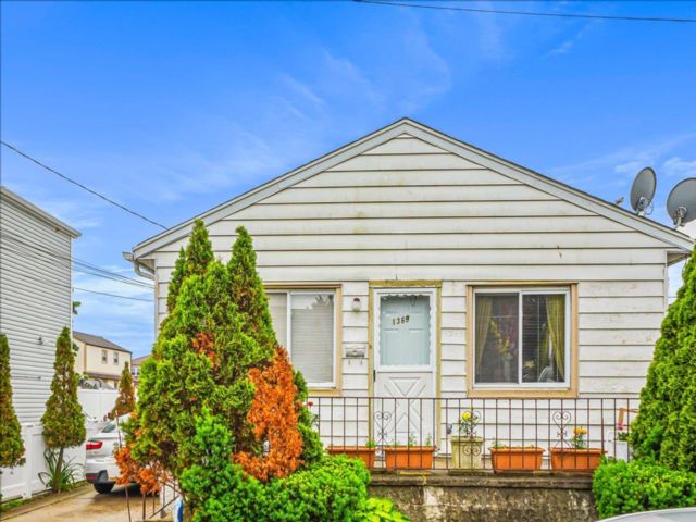  3 BR,  2.00 BTH &nbsp;Ranch style home in Elmont