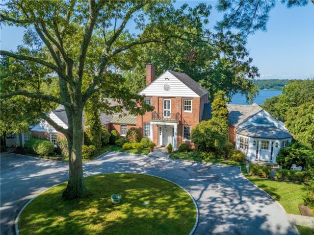  5 BR,  5.00 BTH &nbsp;Estate style home in Cold Spring Harbor