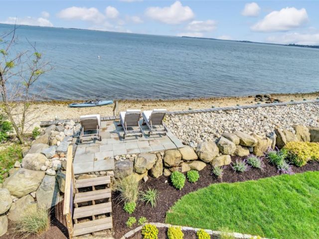  3 BR,  3.00 BTH &nbsp;Cape cod style home in East Marion