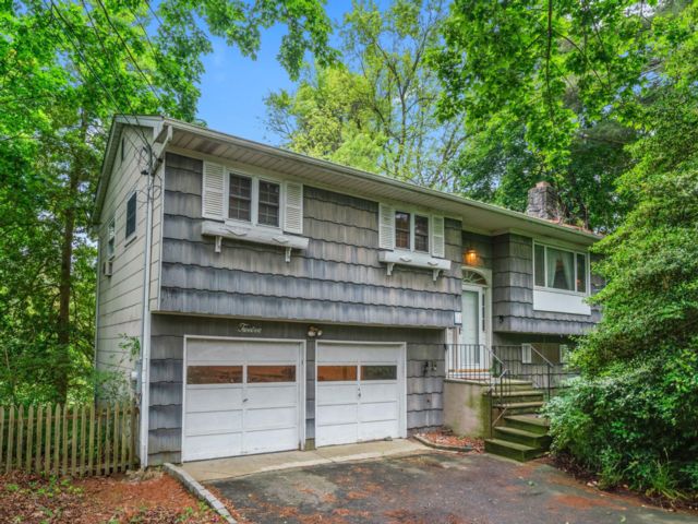 [Smithtown Real Estate, listing number 7172640]