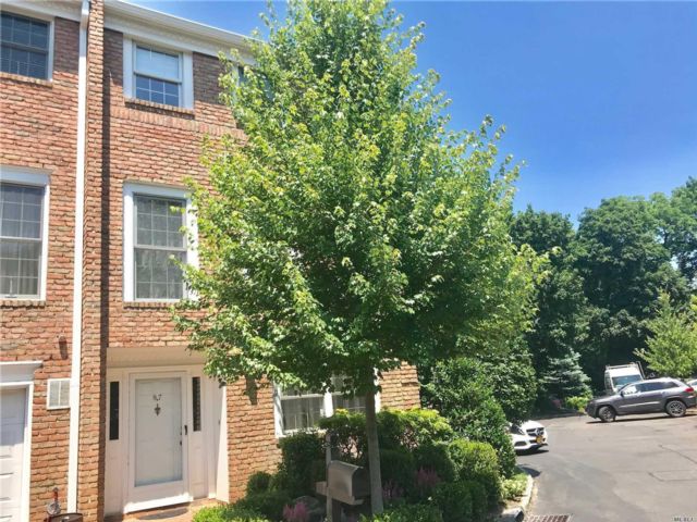  3 BR,  4.00 BTH &nbsp;Colonial style home in Manhasset