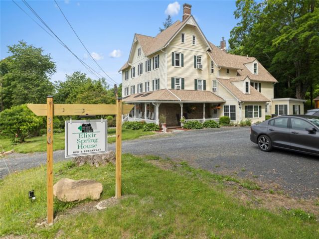 14 BR,  9.00 BTH &nbsp;Colonial style home in Highland