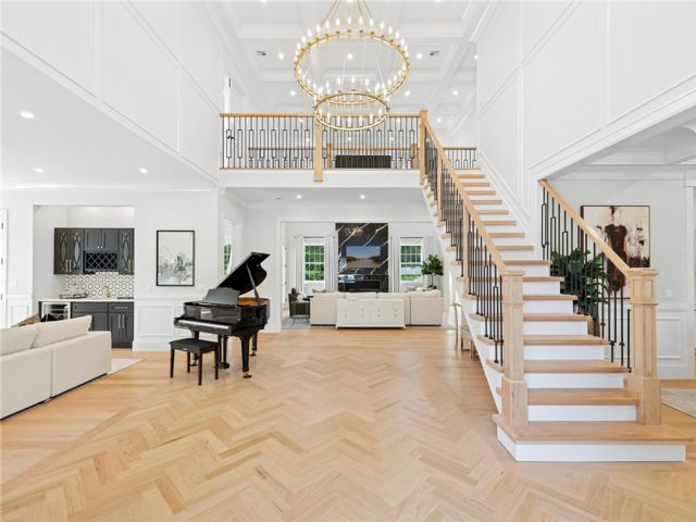  6 BR,  7.00 BTH &nbsp;Estate style home in Dix Hills