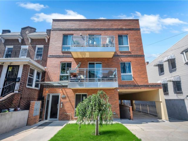  3 BR,  2.00 BTH &nbsp;Condo style home in Elmhurst