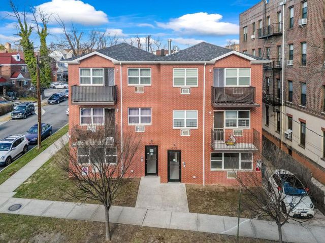  7 BR,  7.00 BTH &nbsp;Contemporary style home in Flushing