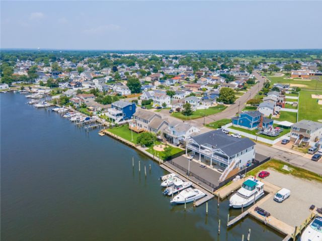  4 BR,  4.00 BTH &nbsp;Colonial style home in Lindenhurst