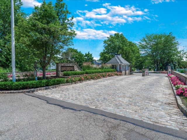  3 BR,  3.00 BTH &nbsp;Condo style home in Kings Park