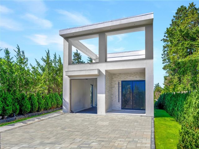  5 BR,  7.00 BTH &nbsp;Modern style home in Southampton