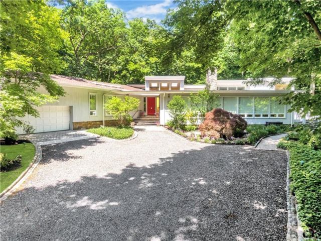  3 BR,  3.00 BTH &nbsp;Mid-century mod style home in Mamaroneck