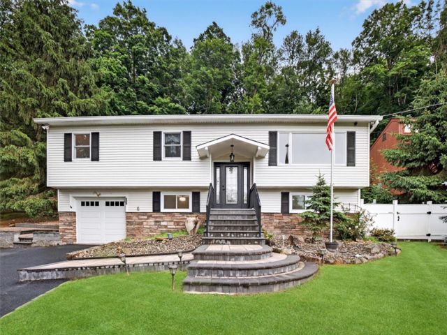  3 BR,  2.00 BTH &nbsp;Raised ranch style home in Garrison