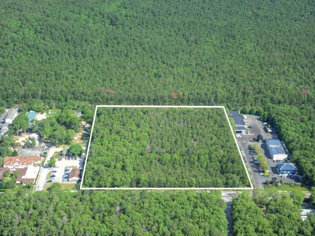 Lot <b>Size:</b>  &nbsp;House style home in Hampton Bays